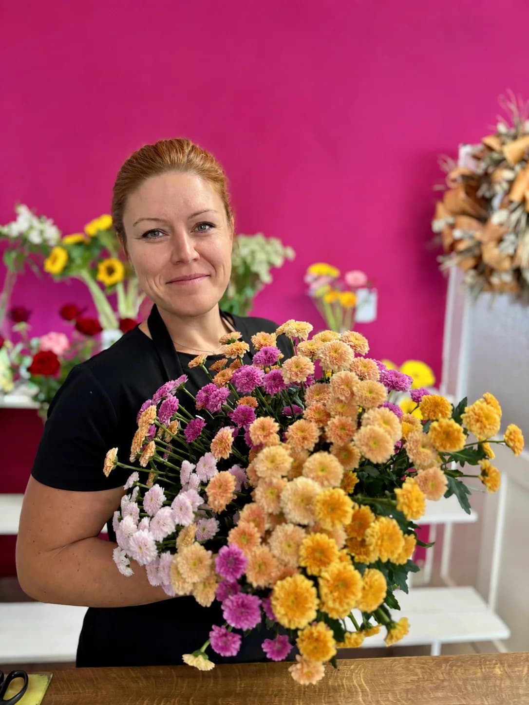 Lucie ve svém studiu s kyticí santinek